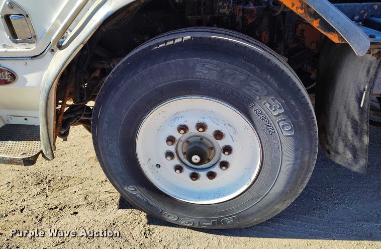 image for item DT0822 1995 Peterbilt 320 roll-off container truck