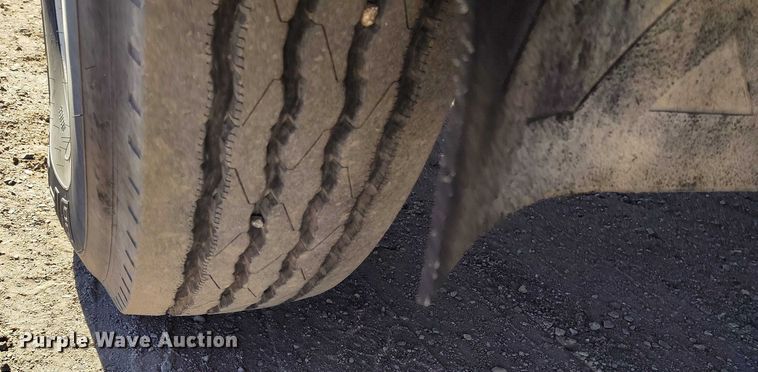 image for item DT0822 1995 Peterbilt 320 roll-off container truck