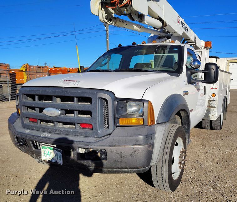 image for item DT0826 2006 Ford F550 Super Duty bucket truck