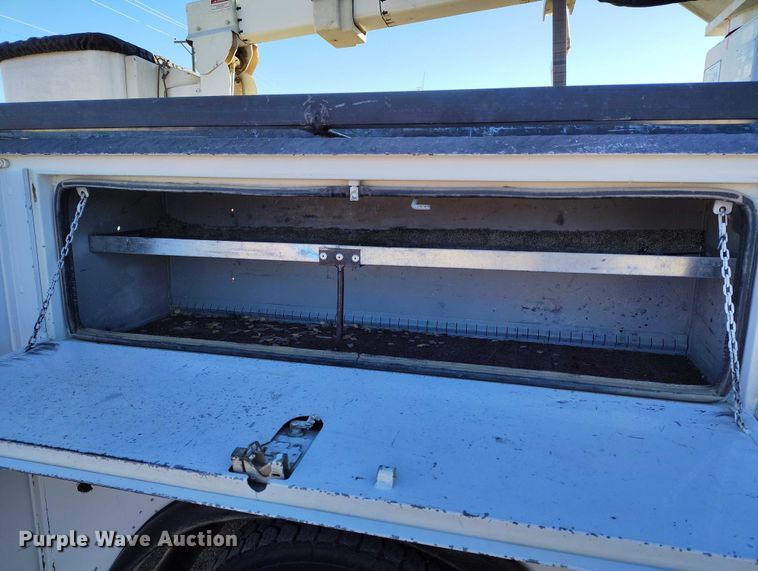 image for item DT0826 2006 Ford F550 Super Duty bucket truck