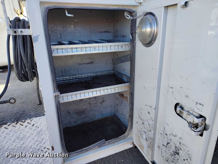 image for item DT0826 2006 Ford F550 Super Duty bucket truck