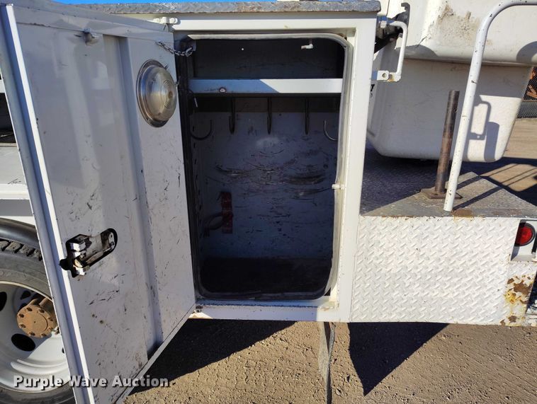 image for item DT0826 2006 Ford F550 Super Duty bucket truck