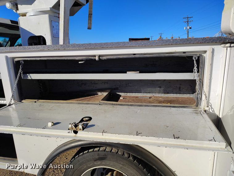 image for item DT0826 2006 Ford F550 Super Duty bucket truck