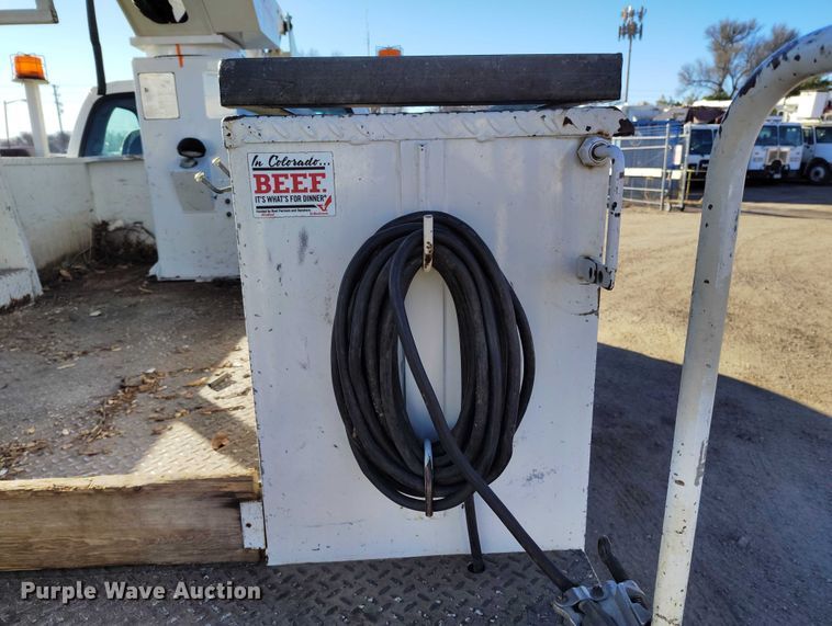 image for item DT0826 2006 Ford F550 Super Duty bucket truck