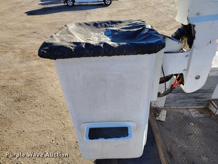 image for item DT0826 2006 Ford F550 Super Duty bucket truck