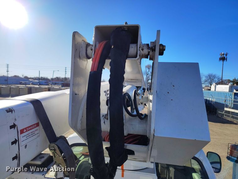 image for item DT0826 2006 Ford F550 Super Duty bucket truck