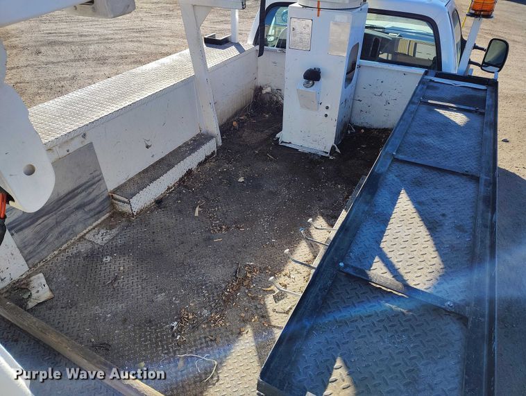 image for item DT0826 2006 Ford F550 Super Duty bucket truck