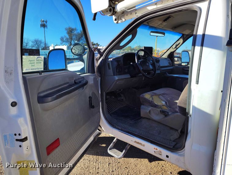 image for item DT0826 2006 Ford F550 Super Duty bucket truck