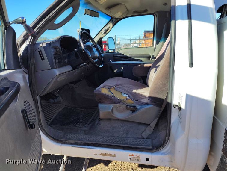 image for item DT0826 2006 Ford F550 Super Duty bucket truck