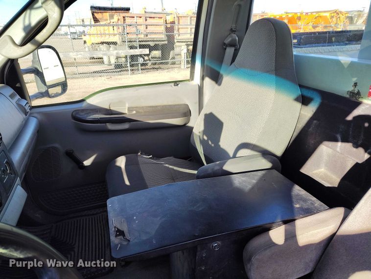 image for item DT0826 2006 Ford F550 Super Duty bucket truck