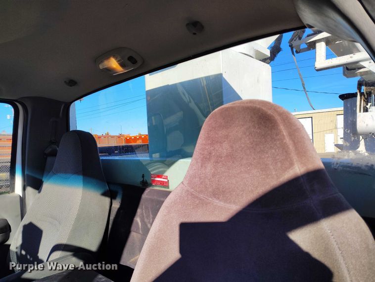 image for item DT0826 2006 Ford F550 Super Duty bucket truck