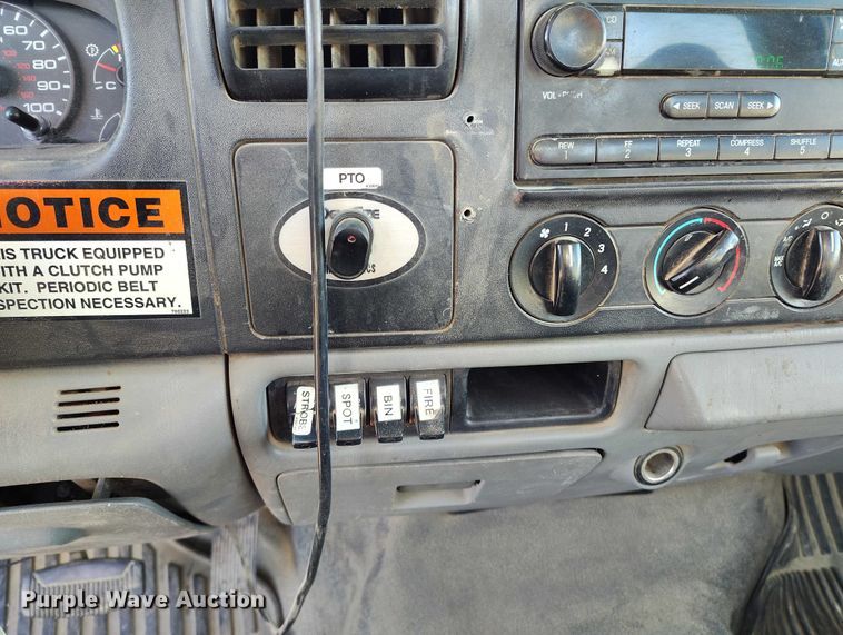 image for item DT0826 2006 Ford F550 Super Duty bucket truck