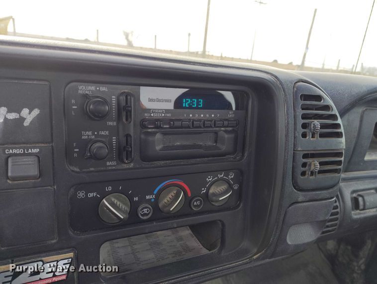 image for item DT0851 2000 GMC Sierra 2500 SL pickup truck