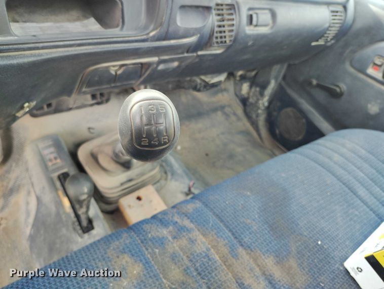 image for item DT0851 2000 GMC Sierra 2500 SL pickup truck