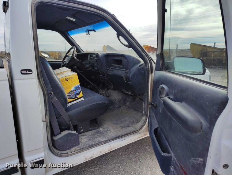 image for item DT0851 2000 GMC Sierra 2500 SL pickup truck