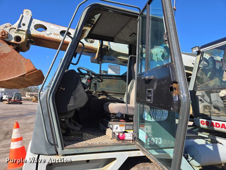 image for item DU2677 2003 Gradall XL3100 wheeled excavator