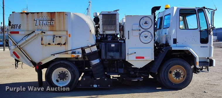 image for item DV6590 2005 Freightliner  FC80 street sweeper truck