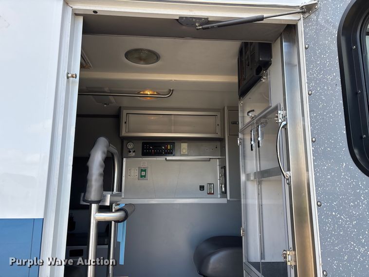 image for item DW7415 2010 Chevrolet Express 3500 ambulance