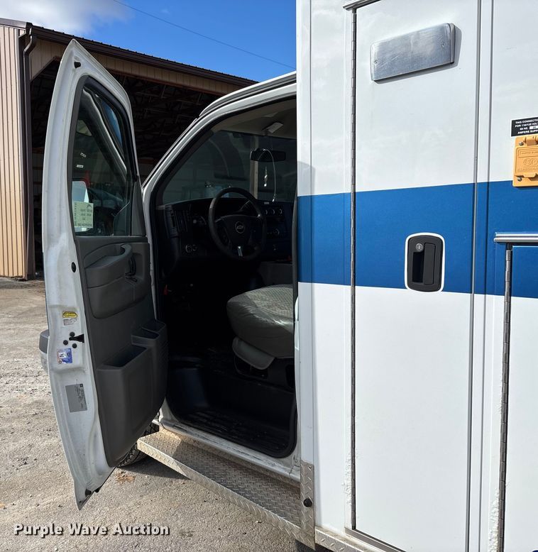 image for item DW7415 2010 Chevrolet Express 3500 ambulance