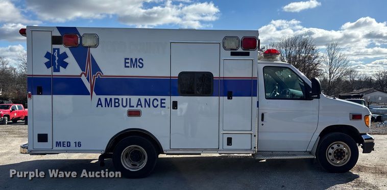 image for item DW7416 2002 Ford E350 ambulance