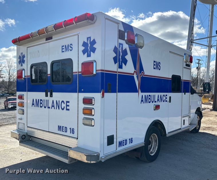 image for item DW7416 2002 Ford E350 ambulance
