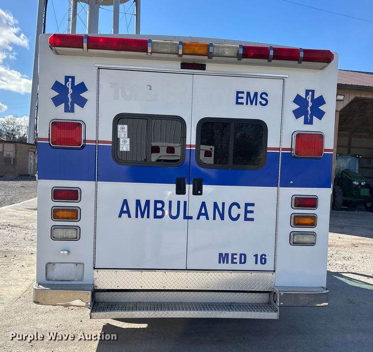 image for item DW7416 2002 Ford E350 ambulance