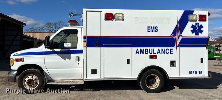 image for item DW7416 2002 Ford E350 ambulance