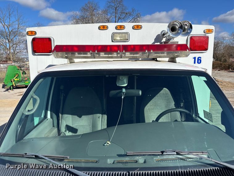 image for item DW7416 2002 Ford E350 ambulance
