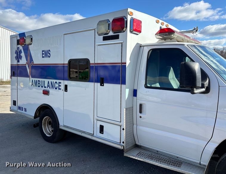 image for item DW7416 2002 Ford E350 ambulance