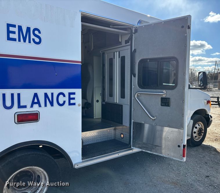 image for item DW7416 2002 Ford E350 ambulance