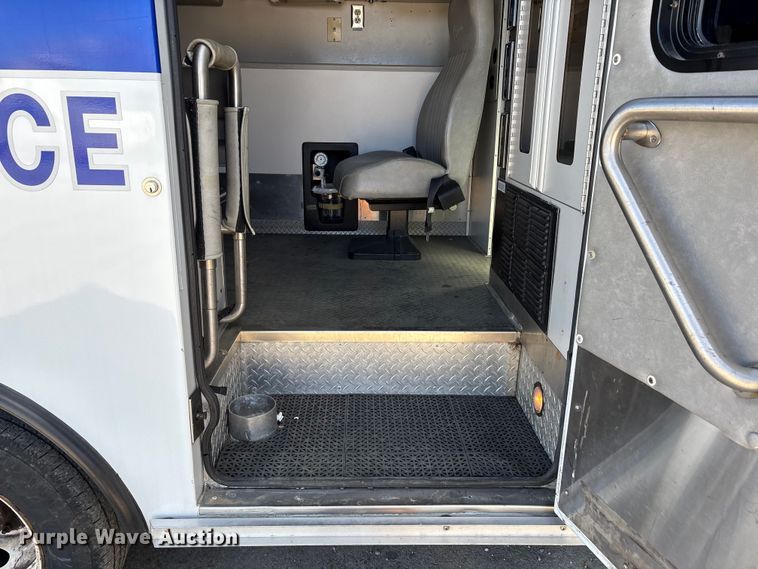 image for item DW7416 2002 Ford E350 ambulance