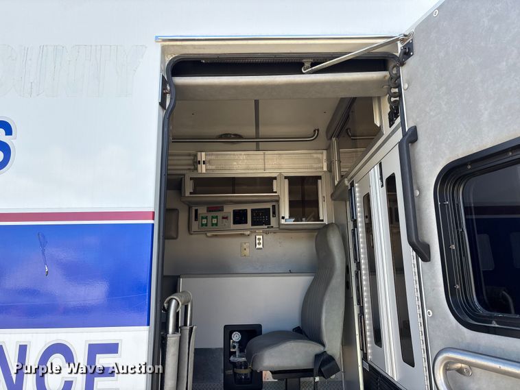 image for item DW7416 2002 Ford E350 ambulance