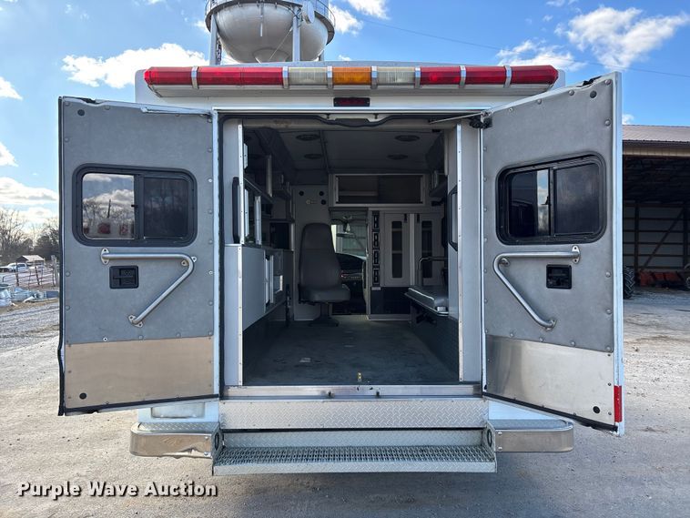 image for item DW7416 2002 Ford E350 ambulance