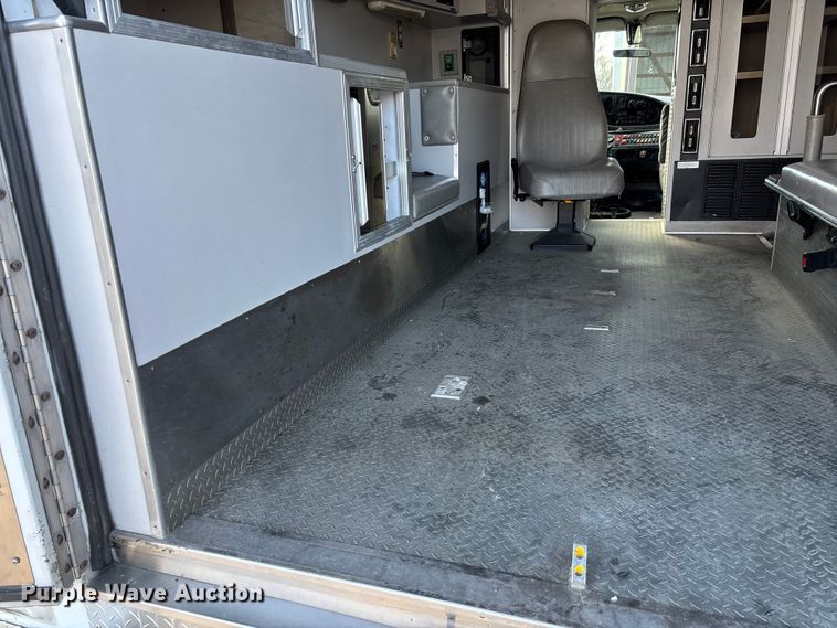 image for item DW7416 2002 Ford E350 ambulance