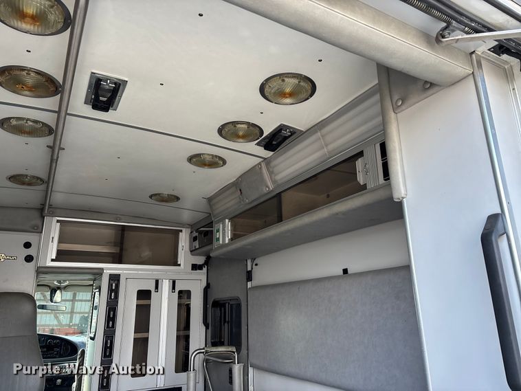 image for item DW7416 2002 Ford E350 ambulance