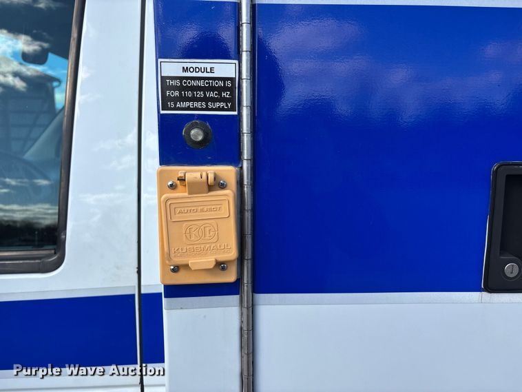 image for item DW7416 2002 Ford E350 ambulance