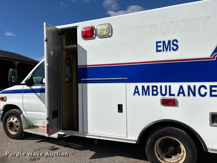 image for item DW7416 2002 Ford E350 ambulance