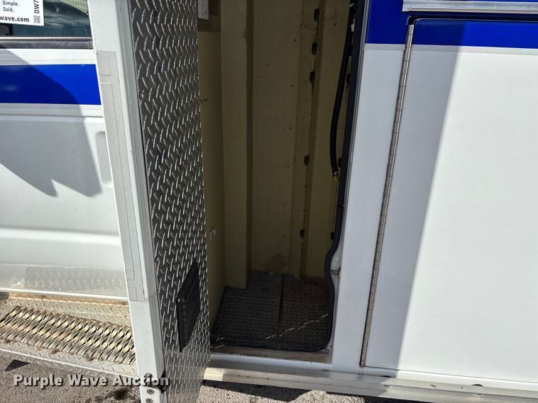 image for item DW7416 2002 Ford E350 ambulance