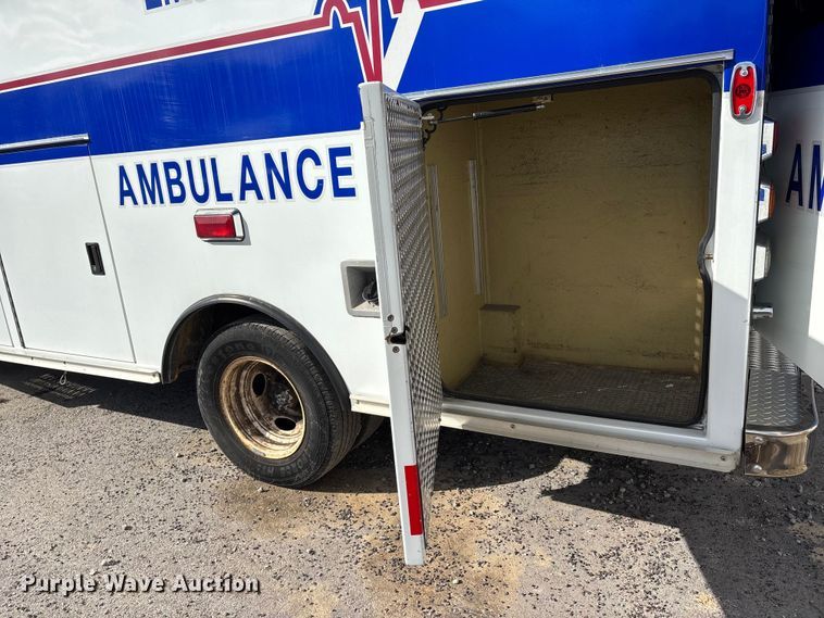 image for item DW7416 2002 Ford E350 ambulance