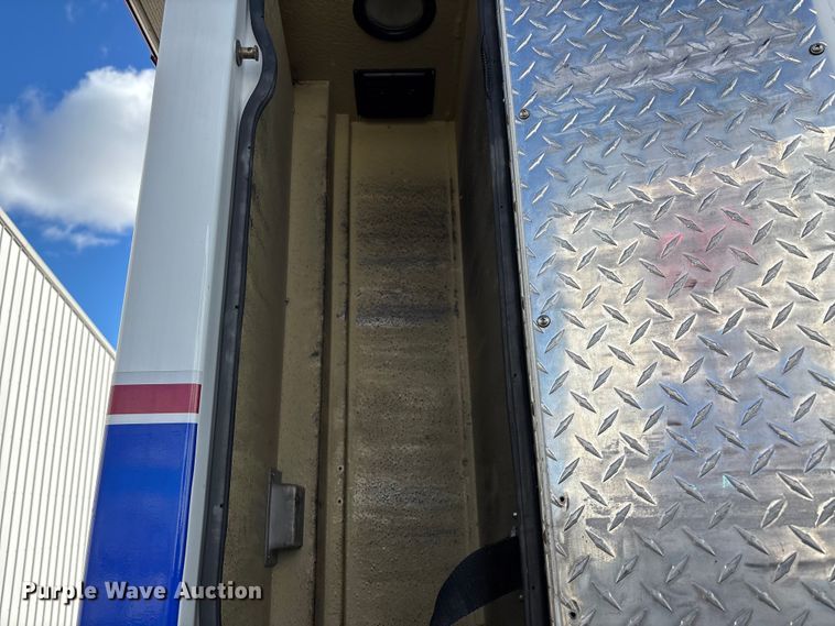 image for item DW7416 2002 Ford E350 ambulance