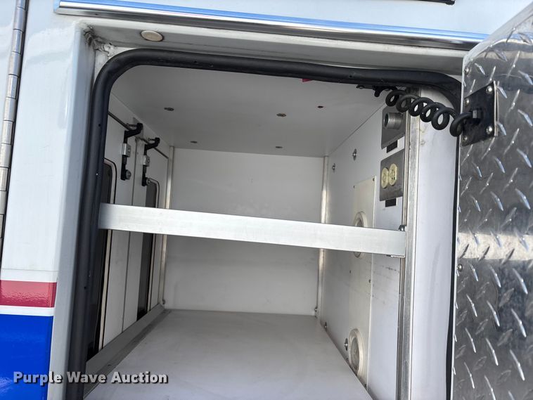 image for item DW7416 2002 Ford E350 ambulance