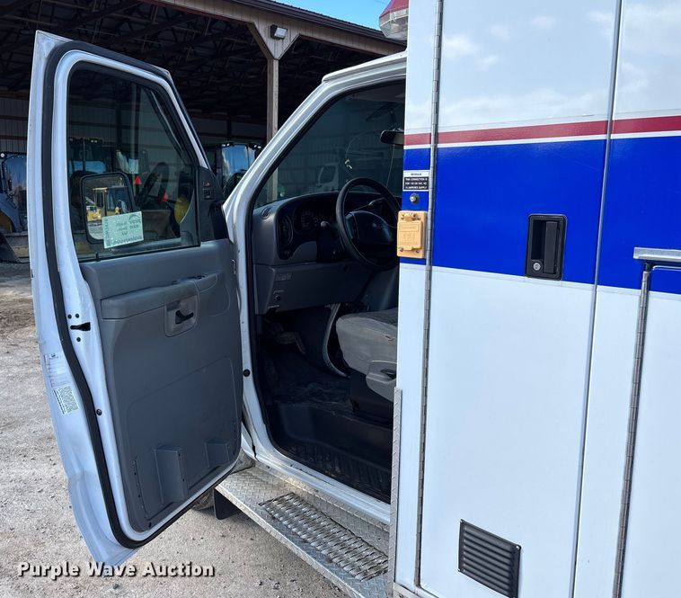 image for item DW7416 2002 Ford E350 ambulance