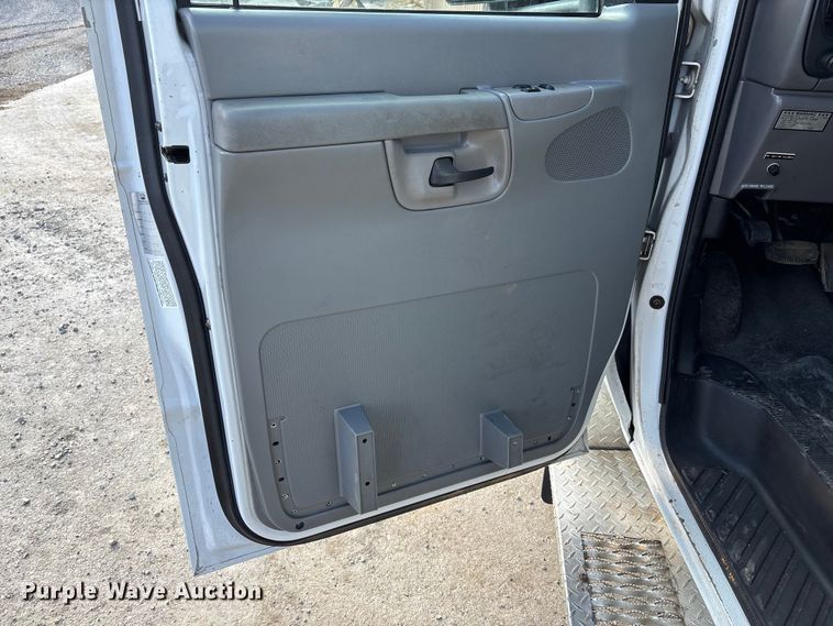 image for item DW7416 2002 Ford E350 ambulance