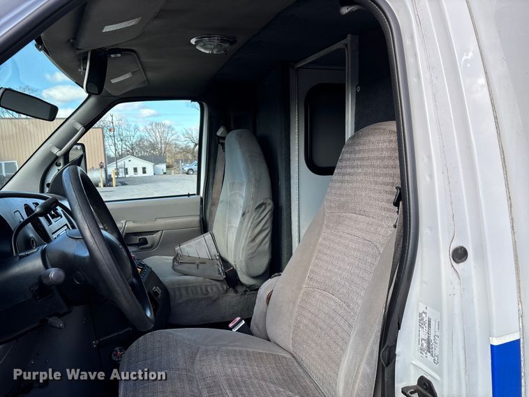 image for item DW7416 2002 Ford E350 ambulance