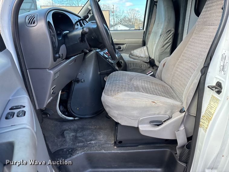 image for item DW7416 2002 Ford E350 ambulance