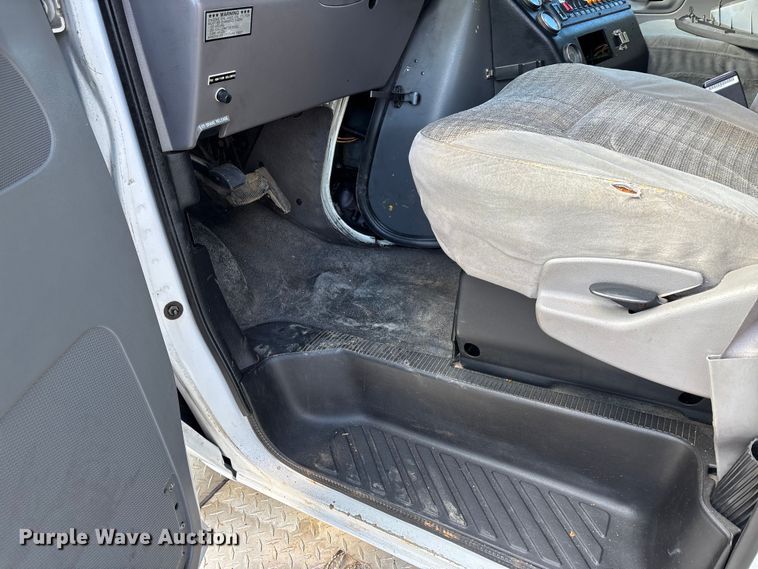 image for item DW7416 2002 Ford E350 ambulance