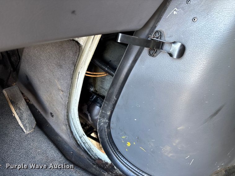 image for item DW7416 2002 Ford E350 ambulance