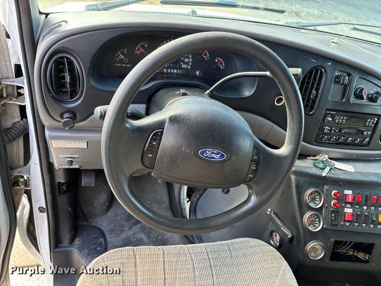 image for item DW7416 2002 Ford E350 ambulance