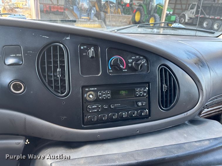 image for item DW7416 2002 Ford E350 ambulance