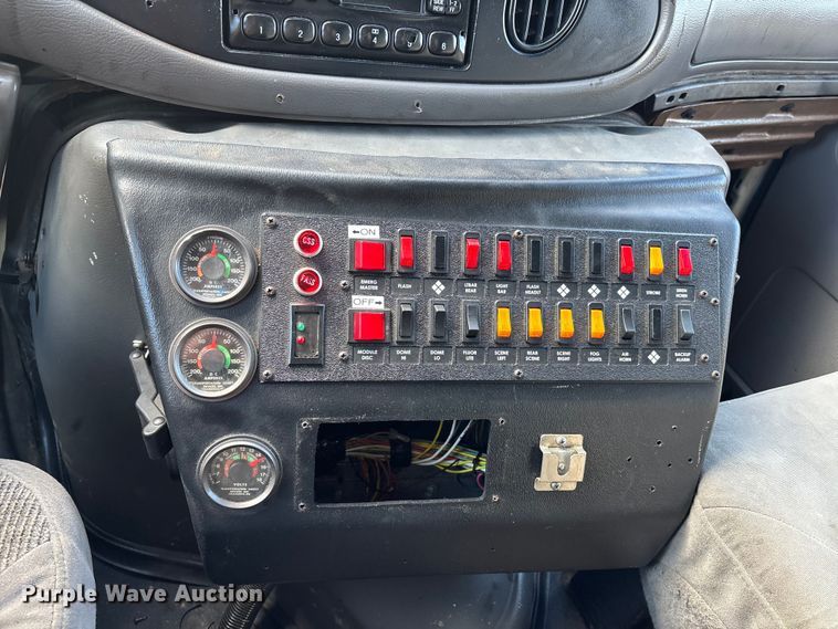 image for item DW7416 2002 Ford E350 ambulance